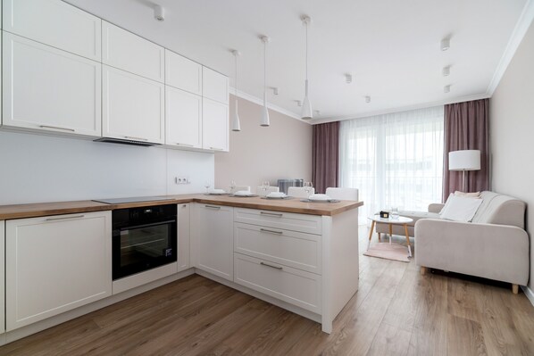 Microwave, dishwasher, coffee/tea maker, cookware/dishes/utensils - Modern Apartment With Parking by Renters (Kraków)