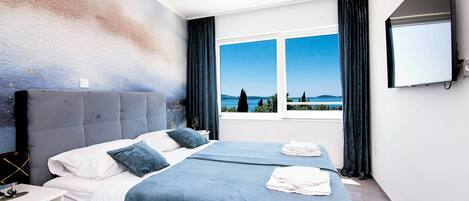 3 bedrooms, in-room safe, iron/ironing board, travel cot