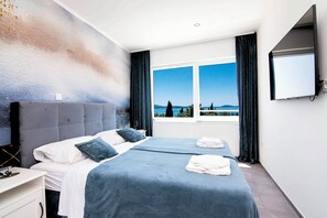 3 bedrooms, in-room safe, iron/ironing board, travel cot