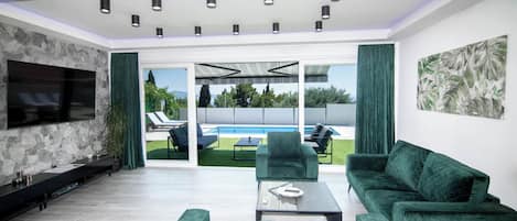 Smart-tv, bordfodbold, bordtennisbord