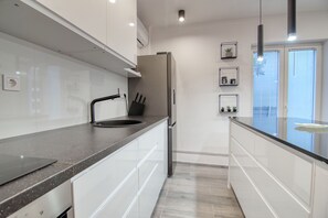 Fridge, oven, stovetop, dishwasher