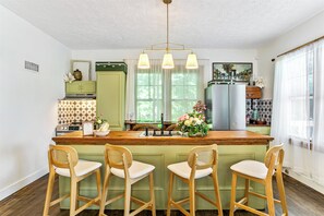 Fridge, microwave, stovetop, dishwasher