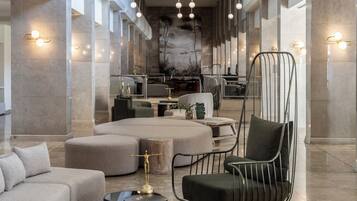 2 bars/lounges