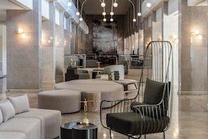 2 bars/lounges