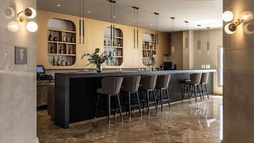 2 bars/lounges