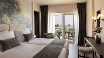 Habitación superior, vista parcial al mar | Minibar y caja de seguridad en la habitación