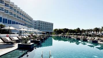 Alberca techada y alberca al aire libre por temporada