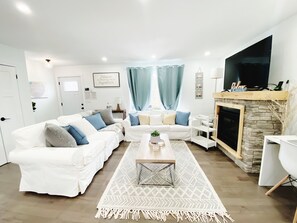 Televisión, chimenea y libros 