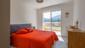 1 chambre, fer et planche Ă repasser