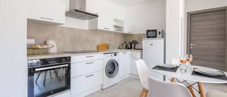 Kühlschrank, Mikrowelle, Ofen, Wasserkocher mit Kaffee-/Teezubehör