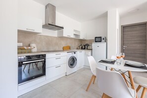 Refrigerador, microondas, horno y cafetera y tetera