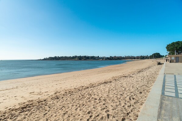 Una spiaggia nelle vicinanze