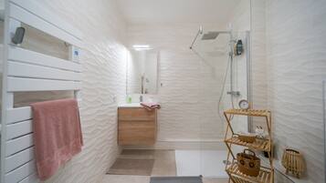 Gratis toiletartikelen, een haardroger, handdoeken