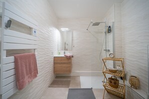 Kostenlose Toilettenartikel, Haartrockner, Handtücher