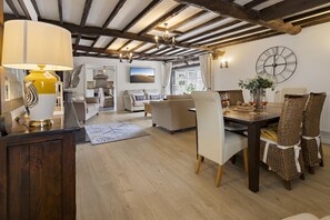 Dining - Apple Orchard Barn, Stunning Luxury Country Home (Coffinswell)