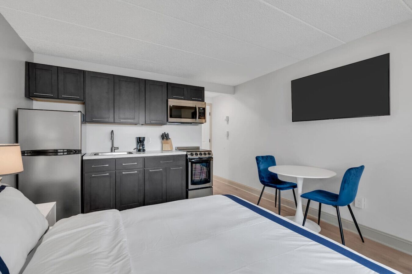 1 bedroom, desk, WiFi, bed sheets