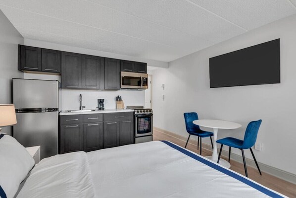 Desk, WiFi, bed sheets