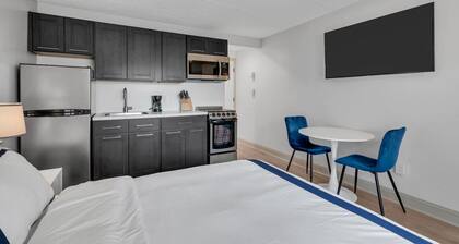 Steps to the Beach & Boardwalk! +Free Parking