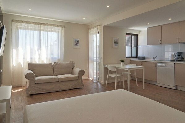 Deluxe Studio | Living area | 20-inch flat-screen TV with cable channels - LEGACY SUITES & APARTMENTS ALBUFEIRA AL (Albufeira)