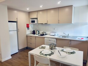 Studio Deluks | Dapur pribadi | Lemari es, microwave, pemanggang roti, dan kursi makan untuk bayi