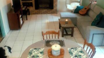 Televisie, een open haard en een stereo