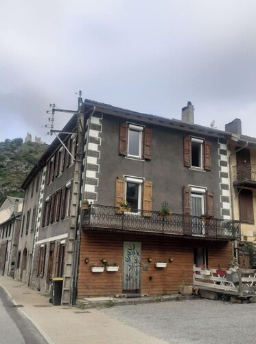 AU PIED DU CHATEAU MIGLOS