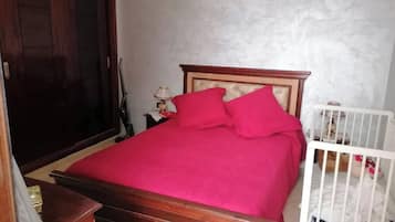 2 Schlafzimmer, Schreibtisch, Bügeleisen/Bügelbrett, kostenloses WLAN