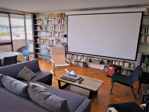 Televisio, DVD-soitin, kirjoja, stereot