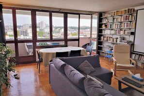 Televisio, DVD-soitin, kirjoja, stereot