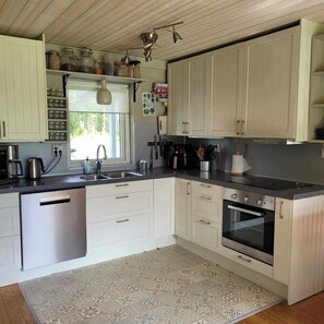 Private kitchen - Barrets Place by the lake.  5 minutes from the Beach and Kayak centre (Storån)