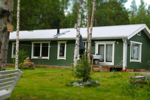 Exterior - Barrets Place by the lake.  5 minutes from the Beach and Kayak centre (Storån)