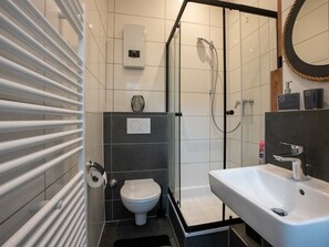 Dusche, Haartrockner, Handtücher, Seife