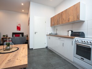 Kühlschrank, Ofen, Herdplatte, Wasserkocher