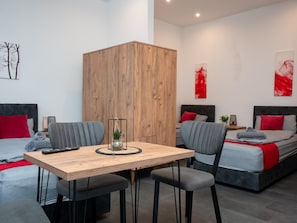 Dining - Serviceroom24 - Apartment 2 in Recklinghausen High WLAN - TV - 24-7 check-in (Recklinghausen)