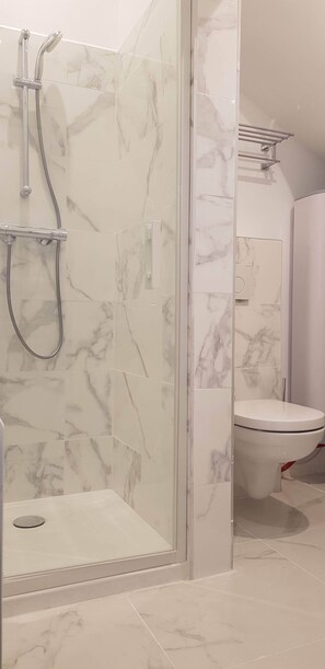 Asciugacapelli, asciugamani, sapone, shampoo