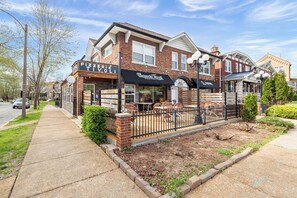 Outdoor dining - Cheerful Charm, Ideal 4 Longer Stays, Fast WiFi (St. Louis)