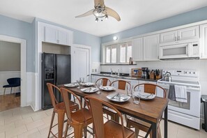 Fridge, microwave, oven, stovetop - Cheerful Charm, Ideal 4 Longer Stays, Fast WiFi (St. Louis)