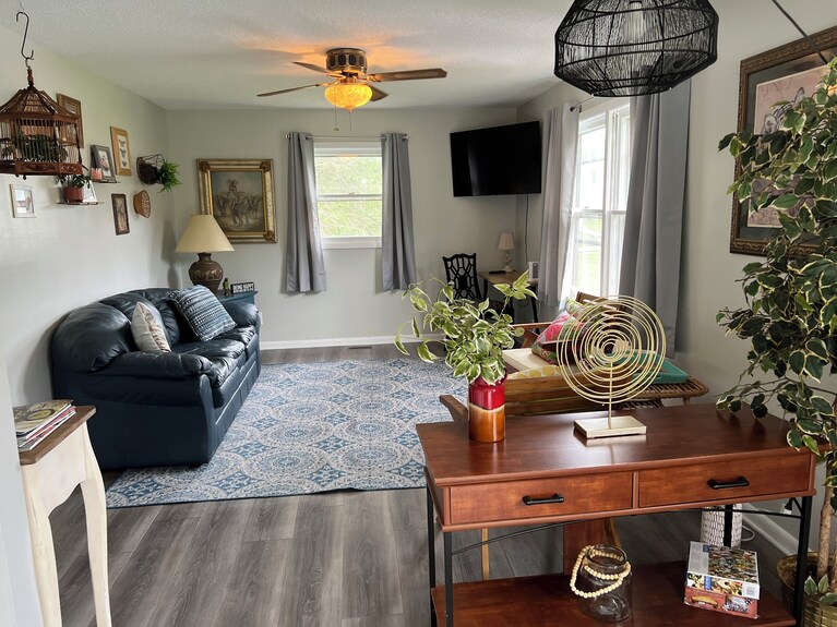 Cozy Bristol Jungalow Apartment- 2 Blocks From King College - 2 Bd/1 Bath - 布里斯托爾