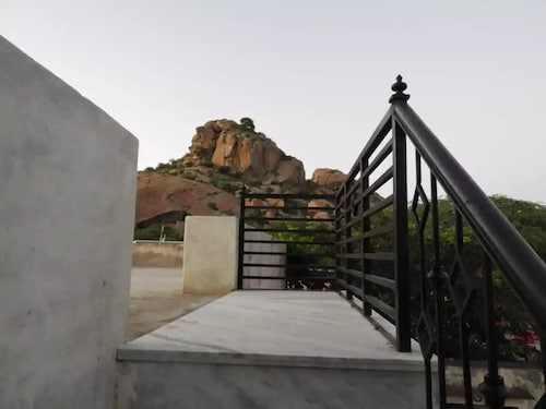 5 minutes to the jawai safari park.  foods are organic and homely