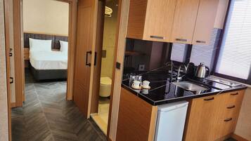 Studio Suite Klasik | Dapur pribadi | Lemari es kecil dan kompor