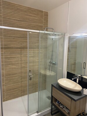 Dusche, Handtücher, Seife, Shampoo