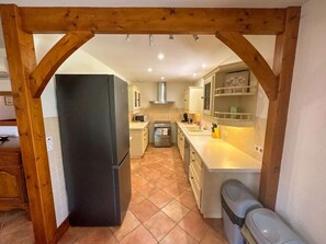 Mikrowelle, Herdplatte, Wasserkocher mit Kaffee-/Teezubehör