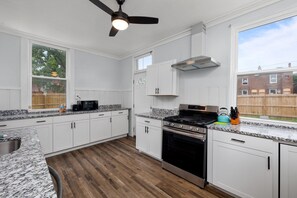 Fridge, microwave, oven, stovetop - Perfect 4 Longer Stays, Spacious, Comfortable (St. Louis)