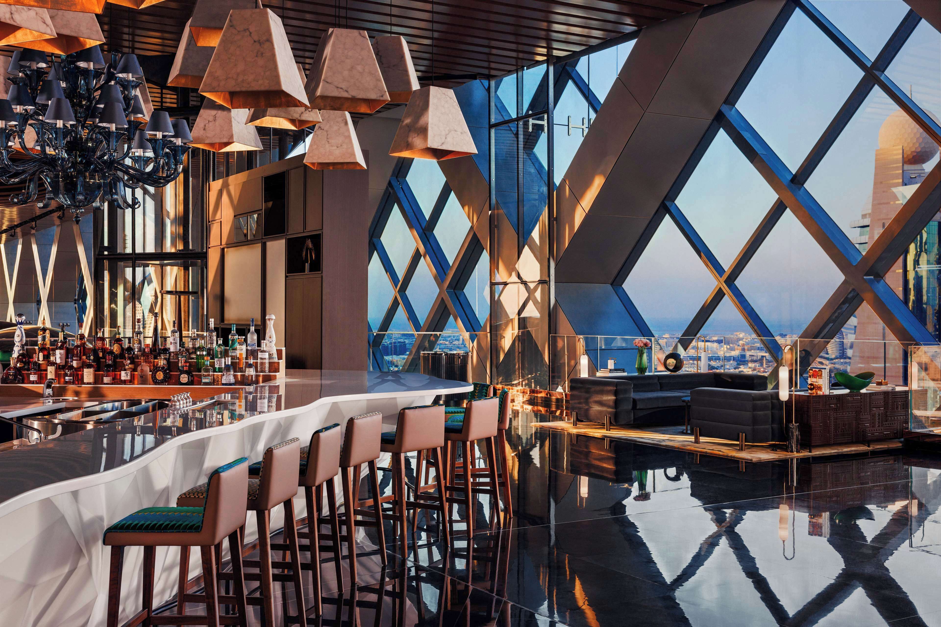 6 restaurants; lunch, dinner, and brunch served