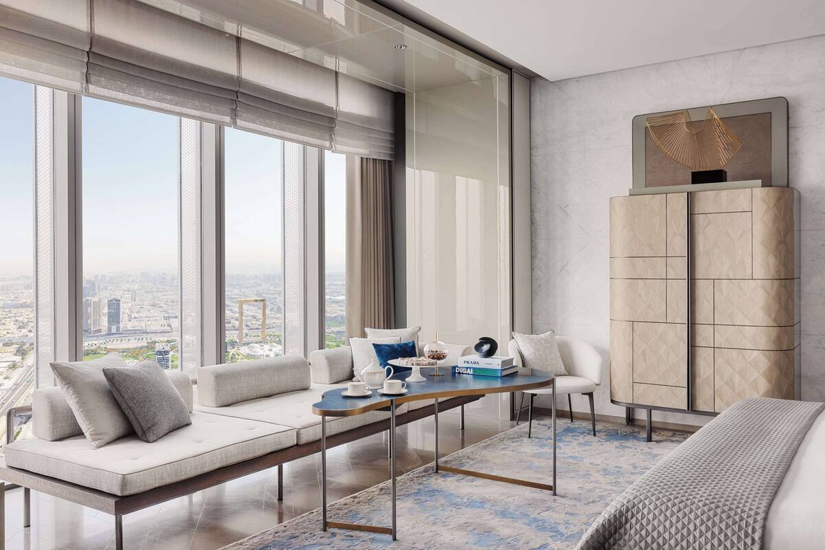 Un salon moderne avec un canapé, une table basse et un meuble.