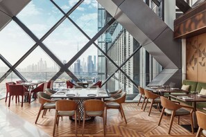 6 restaurants; lunch, dinner, and brunch served