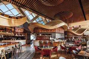 6 restaurants; lunch, dinner, and brunch served
