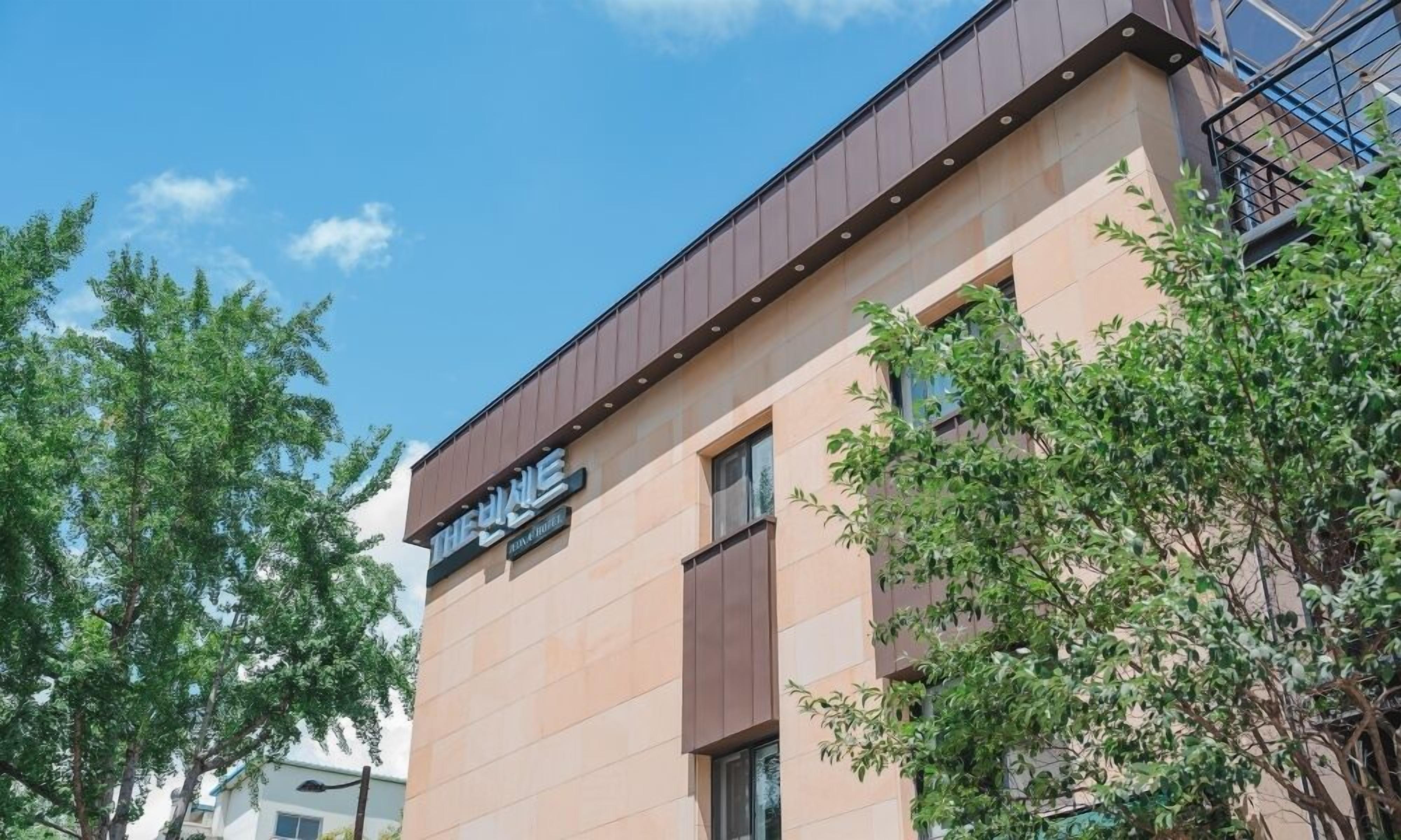 Un bâtiment moderne sur lequel on peut lire l’inscription : « THE BISHOP HOTEL ».