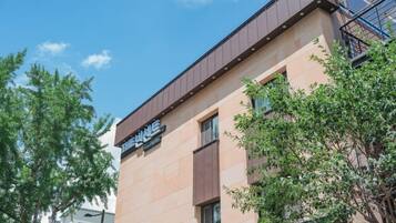 Un bâtiment moderne sur lequel on peut lire l’inscription : « THE BISHOP HOTEL ».