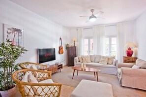 TV - Charming Andalusian Townhouse on the Beach (Marbella)